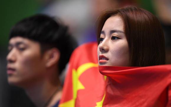 Medios chinos reportaron que las estrellas de las banderas usadas durante las ceremonias de entrega de medallas de natación y tiro estaban posicionadas de forma incorrecta. FOTO AFP 