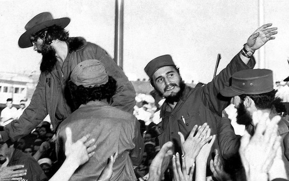 Entrada triunfal de Fidel Castro a La Habana el 8 de enero de 1959. En ese momento, Fidel tenía 33 años y, de facto, mantuvo el poder hasta los 85, cuando en 2011 lo cedió a su hermano Raúl FOTO reuters