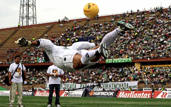 Hacer cosas diferentes y revolucionar el fútbol fue la constante del exarquero José René Higuita en el fútbol mundial. FOTO archivo
