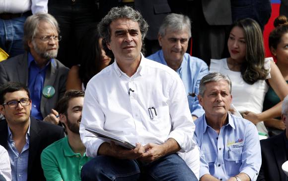 Acompañado por quienes han creído en su propuestas desde la academia, Sergio Fajardo, mantiene un discurso sin confrontación, comprometido contra la corrupción. FOTO colprensa