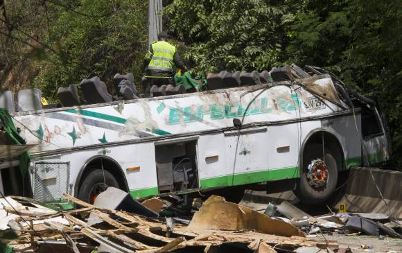 El bus de transportes especiales perdió por completo el techo en el accidente. Las diligencias de inspección judicial y las necesarias para despejar la vía implicaron la interrupción del tráfico hacia San Jerónimo y Santa Fe de Antioquia hasta las 4:00 p.m. FOTOS róbinson sáenz