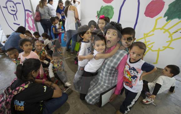 En la Feria Buen Comienzo, los niños juegan a ser astronautas, constructores de ciudades del futuro, personajes de cuentos y hasta sol o luna. Todo es diversión, sonrisas. FOTO manuel saldarriaga