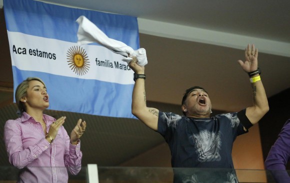 El exfutbolista argentino Diego Armando Maradona alentó a los tenistas argentinos desde un palco en la final de la Copa Davis. FOTO AP