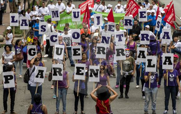 Cerca de 10.000 personas, según la central sindical CGT, participaron en la jornada en Medellín que conmemoró al trabajador. FOTOS jaime pérez y julio herrera 