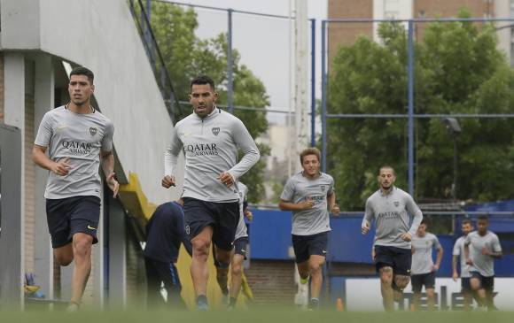 Mientras se resuelve la situación, Boca entrena para enfrentar a Independiente por el torneo local. FOTO: @BOCAJRSOFICIAL