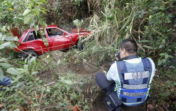 Este automóvil rodó por una abismo en San Cristóbal y fue a parar a una cañada en el sitio Caracolí FOTO Manuel Saldarriaga