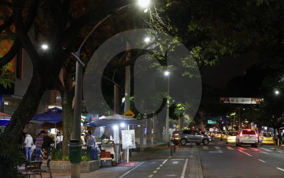 La carrera 70 fue uno de los corredores a los que se les renóvó la iluminación este año. Cerca de allí, se encuentra en fase de diseño el cambio en la Av. Bolivariana. FOTO MANUEL SALDARRIAGA