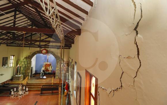 Una de las principales afectaciones por agrietamientos la sufrió la iglesia del corregimiento, que desde el pasado viernes 23 de marzo está cerrada por precaución. FOTO MANUEL SALDARRIAGA