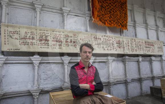 Pierre Redon colgó alfombra y tela con la escritura de la melodía en la galería. FOTO Julio césar Herrera