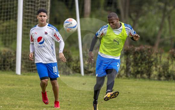 Elvis Mosquera y Daniel Cataño, durante un entrenamiento. Ambos serían titulares el domingo con DIM. FOTO juan a. sánchez