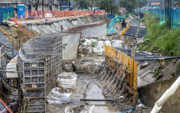 La construcción del tramo de la calle 12 sur de metroplús contempla el mejoramiento de la capacidad hidráulica de la quebrada La Jabalcona. FOTO: JUAN ANTONIO SÁNCHEZ