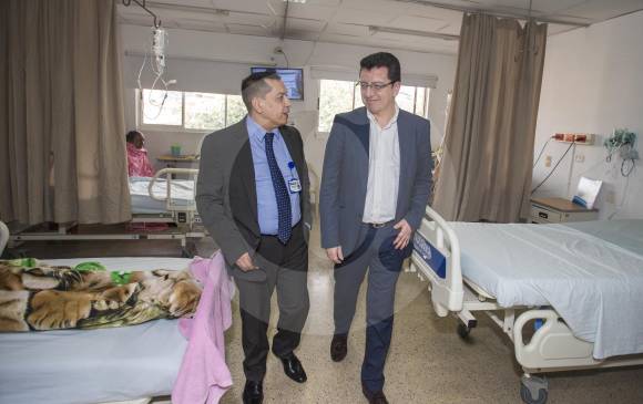 Norman Julio Muñoz, supersalud, (derecha) y Carlos Cardona, (izquierda) gerente del Hospital San Rafael de Itagüí, durante la visita inspectiva de la Superintendencia. FOTO juan antonio sánchez