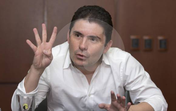 Para el ministro de Vivienda, Luis Felipe Henao, es importante la cultura del ahorro de agua entre la población. FOTO Donaldo zuluaga