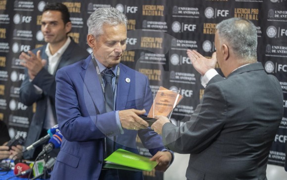 La entrega del reconocimiento a Reinaldo Rueda, técnico campeón con Nacional de la Libertadores. FOTO manuel saldarriaga