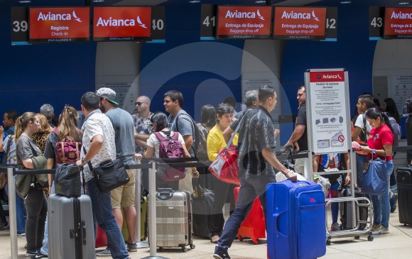 Las personas hacen fila en la zona de check in de Avianca en el aeropuerto José María Córdova de Rionegro. FOTO JULIO CÉSAR HERRERA