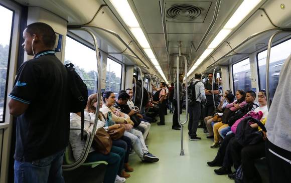 Pasajeros en el metro durante viaje en la línea A.FOTO: Julio César Herrera