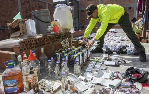 Una de cada cinco botellas de licor que se consumen en el país son ilícitas, asegura Euromonitor. FOTO Archivo El Colombiano