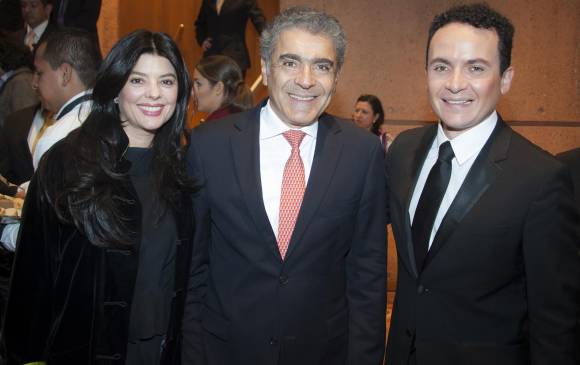 Paula Jaramillo, de Trébol Comunicaciones; David Bojanini, Presidente del Grupo Sura, y el cantante Fonseca.