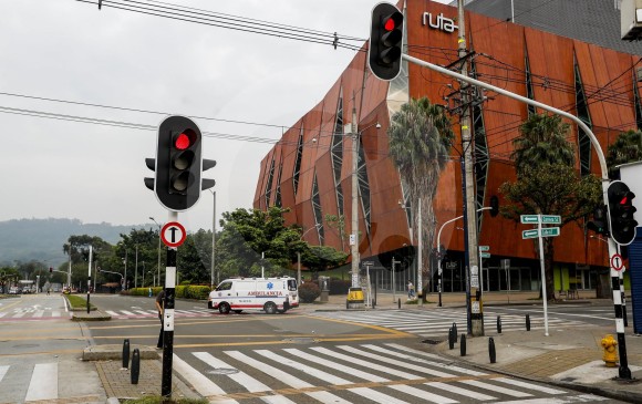 Este es uno de los cruces en Medellín que ya cuenta con semáforos inteligentes. El proyecto busca replicarse en diferentes zonas de la ciudad y el Valle de Aburrá. FOTO julio césar herrera