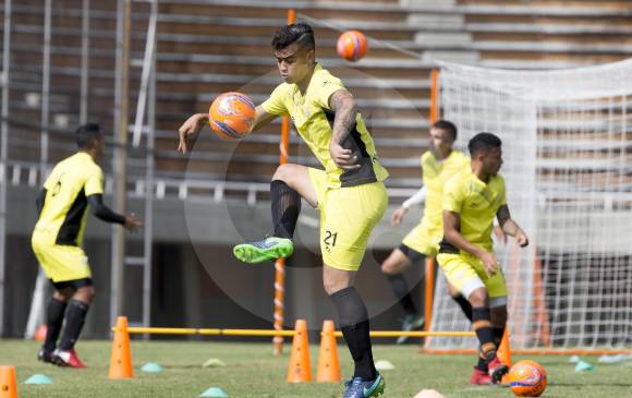 El zaguero Jéfferson Gómez es otra de las caras jóvenes del Envigado, pero ya goza de buena experiencia en el fútbol profesional. Inicia una temporada para afianzarse. FOTO Juan Antonio Sánchez