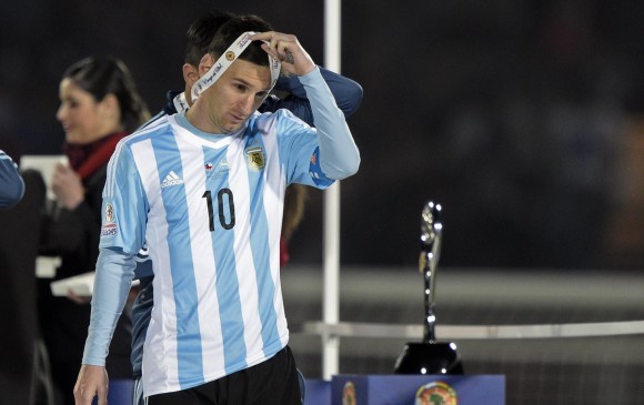 Messi se retiró la medalla que le entregaron al segundo lugar y dicen que tampoco quiso recibir premio al mejor jugador. FOTO afp