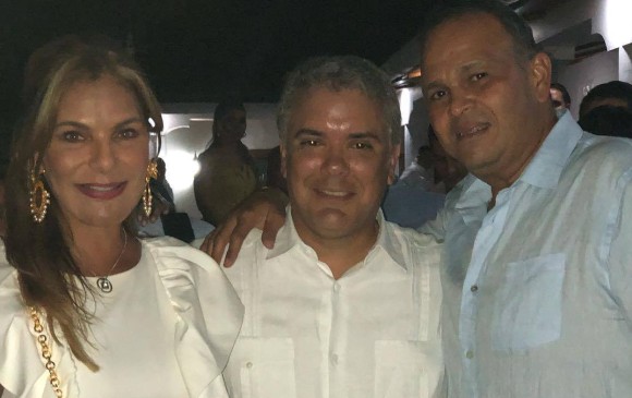 José Guillermo “Ñeñe” Hernández, junto a su esposa María Mónica Urbina y el presidente Iván Duque. FOTO COLPRENSA
