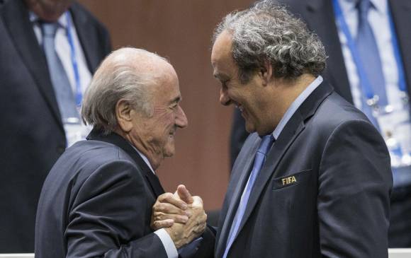 Blatter y Michel Platini, ayer amigos, hoy no. El francés está suspendido 90 días pero es candidato a suceder al suizo en Fifa. FOTO AP
