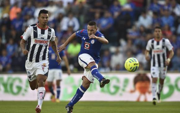 Cruz Azul agravó la crisis del Monterrey en México, al derrotarlo 1-0. En la foto aparece el volante Edwin Cardona. FOTO afp