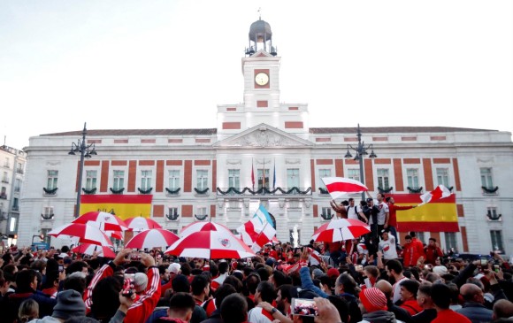 La Puerta del Sol fue el punto de encuentro de los hinchas de River Plate. FOTO EFE