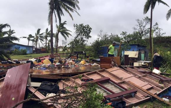 Esta familia busca salvar algunos bienes, luego del paso del ciclón tropical Winston. FOTO AFP PHOTO / NAZIAH ALI / MAILIFE REVISTA