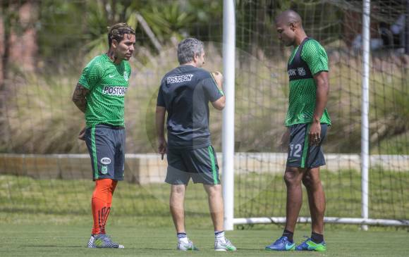 En la imagen, Dayro Moreno y Alexis Henríquez, hombres de confianza de Lillo, dialogan con el técnico. FOTO Juan A. Sánchez