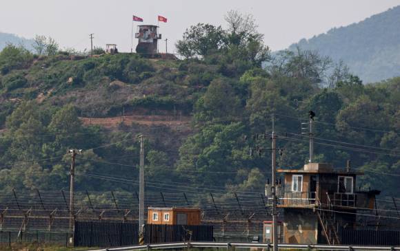 Puestos fronterizos de Corea del Norte (arriba) y Corea del Sur se enfrentan en la frontera intercoreana, cerca de la ciudad de Paju, Gyeonggi-do, Corea del Sur. FOTO EFE