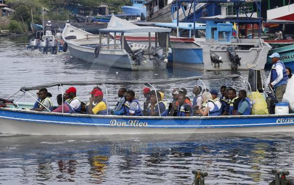 Momento en que varios ciudadanos cubanos salían de Turbo hacia la región del Darién, rumbo a Panamá. FOTO juan a. sánchez