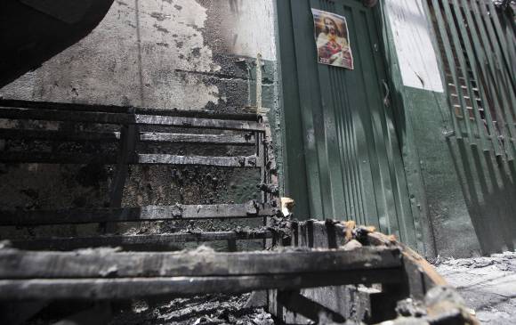 Desolada permanecía ayer la vivienda, en cuyo exterior se apreciaban evidencias del fuego que se habría generado en un nuevo hecho de intolerancia. FOTO edwin bustamante