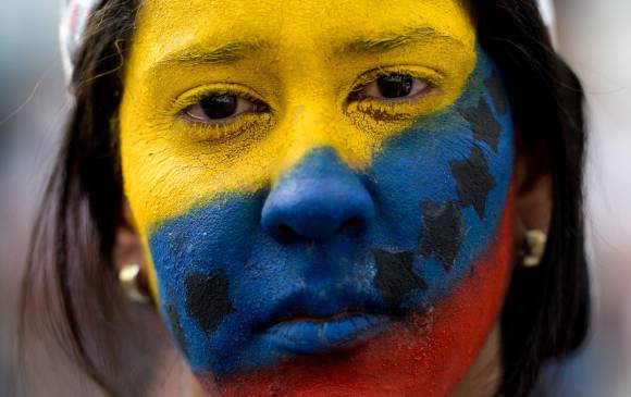 Baja capacidad de compra por una alta inflación debido a escasez de alimentos y divisas para importar bienes básicos también alimentan protestas callejeras contra gobierno venezolano. FOTO AFP
