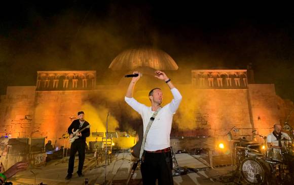 Un día después de presentar el album “A head full of dreams” en streaming a través de Youtube para todo el mundo, Coldplay lo puso este sábado a prueba en Ammán ante un grupo de menos de un millar de afortunados que disfrutaron del único concierto que los británicos darán fuera del Reino Unido. Foto: EFE.