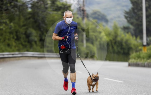 Salir a la calle a ejercitarse tiene sus riesgos por esta época; sin embargo, los expertos hablan de que se gana en salud mental tras el prolongado encierro. FOTO Manuel saldarriaga