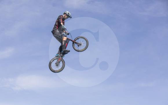 Javier Zapata, a sus 45 años, sigue fuerte sobre la cicla. FOTOs edwin bustamante