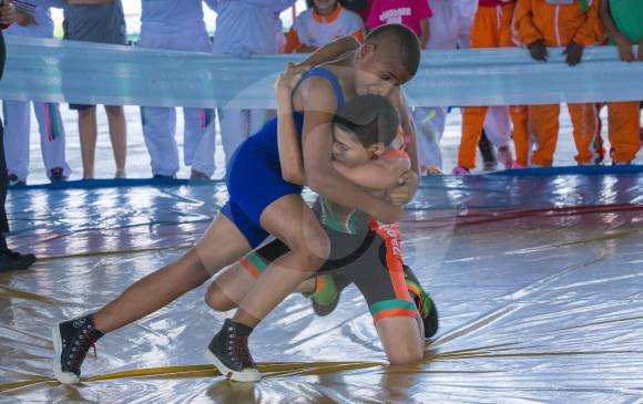 Juan Salinas (Chigorodó -azul-) y Juan Martín Cardena (Sabaneta), protagonistas de la lucha en Juegos.