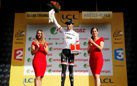 Esta imagen de Alberto Contador (Trek Segafredo) incluirá, en la próximo Vuelta a España, a azafatos al lado de las dos damas de vestido rojo. FOTO REUTERS
