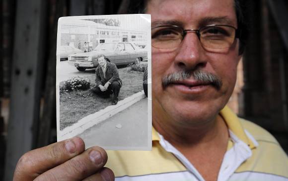 Rubén enseña la foto de su padre Leonardo, el precursor de su oficio (izquierda). Al lado, el ascenso al campanario. FOTOS henry agudelo