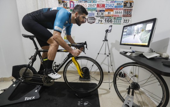 Aunque es triatleta, Carlos Zuluaga se ha dedicado en la cuarentena a asesorar a ciclistas aficionados y a medirse también en pruebas virtuales de esta disciplina. FOTO Manuel Saldarriaga