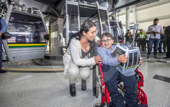 Kevin Vargas Quintero junto a su madre Luz Mandelly Quintero. El niño de once años recibió una réplica de una de las cabinas del metrocable y encabezó la inauguración. FOTO JUAN A. SÁNCHEZ