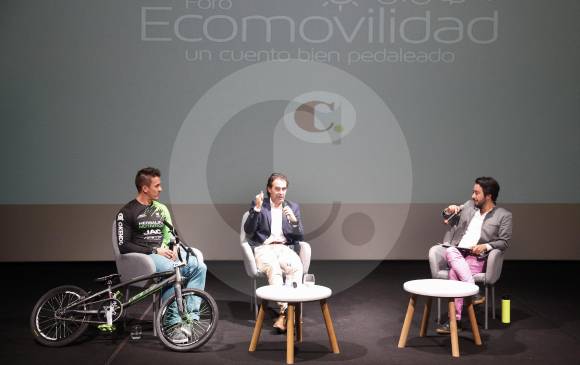 El medallista olímpico, Carlos Mario Oquendo (I), junto al alcalde Federico Gutiérrez (C) y el moderador del foro, Carlos Cadena Gaitán (D). FOTO Manuel saldarriaga