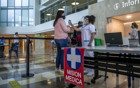 El hall principal del Hospital Pablo Tobón Uribe cuenta con puestos de control para evaluar síntomas. FOTO juan antonio sánchez