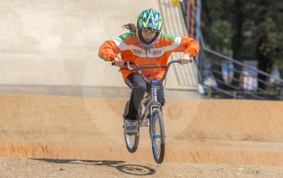 Diana Carolina Mesa ratificó su favoritismo en la categoría 15 años damas al quedarse con el oro en la prueba por puntos, en el arranque del bicicrós en Envigado. FOTO juan antonio sánchez 