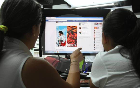 El análisis de Facebook estima que las personas con menos grados de separación estarían separadas de cualquier otro usuario por 2.9 personas. FOTO ARCHIVO