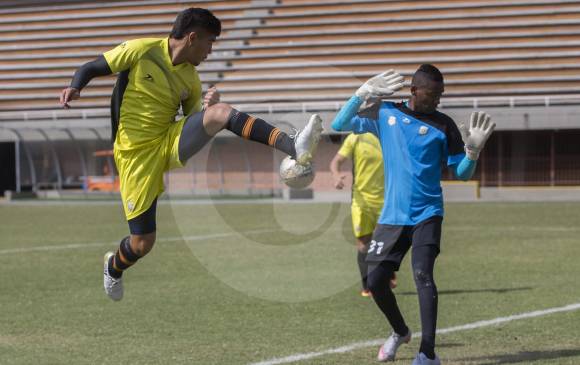 Michael Gómez y Jéfersson Martínez, jugadores del Envigado, el equipo más joven (21 años de promedio). FOTO Donaldo Zuluaga