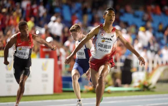 En la prueba de los 100 metros, el japonés Abdul Hakim, dio la primera gran sorpresa en el Mundial de atletismo de menores, al batir el récord mundial juvenil. FOTO AP
