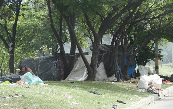 Hasta con piedras se roban motos en Medellín